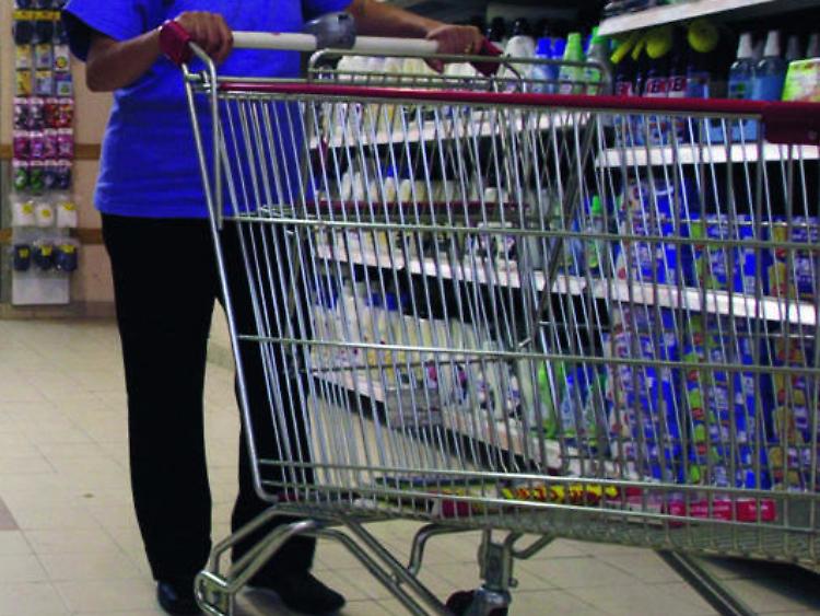 Consumi famiglie, nei 6 mesi -1.879 euro