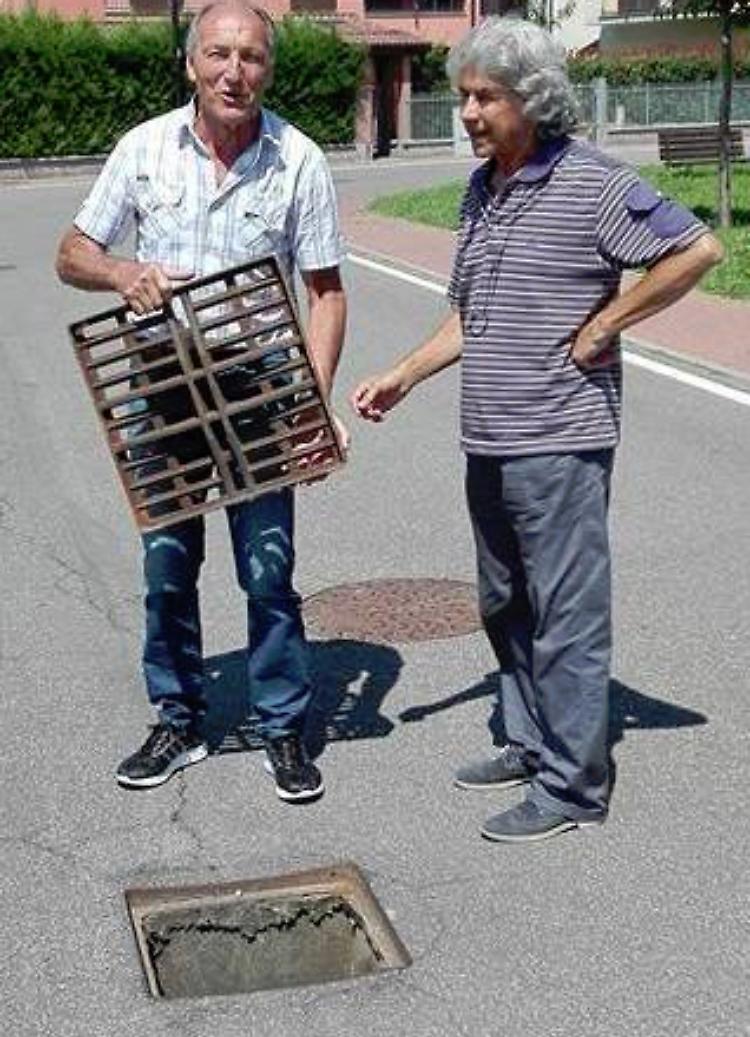 Vandali rubano i tombini
pericolo mortale per moto e bici