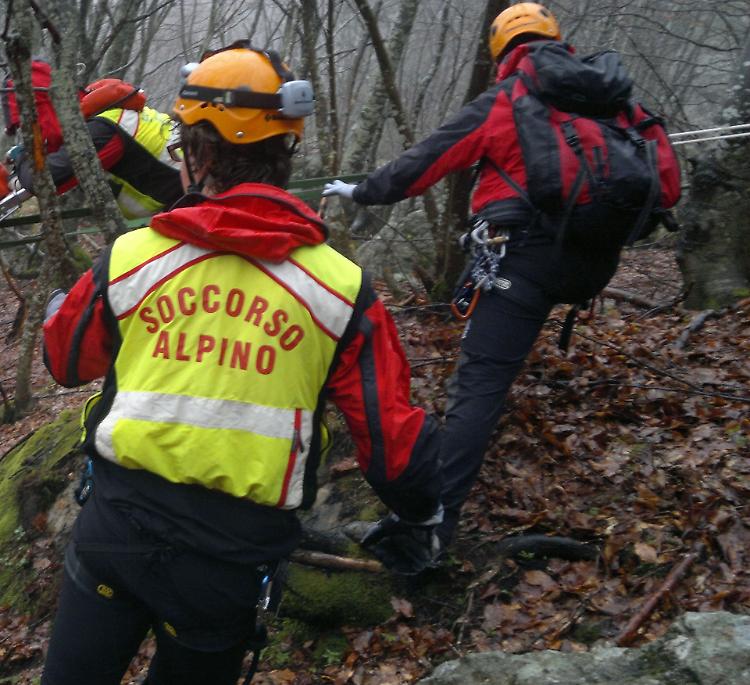 Incidente in montagna, 35enne precipita per 100 metri. Trovato il cadavere nella notte
