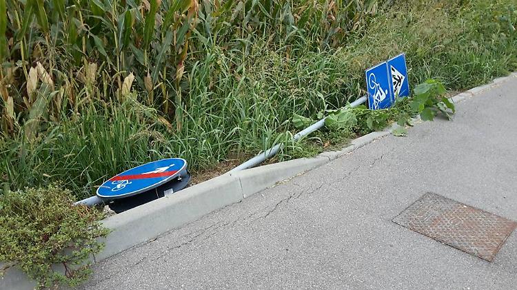 Cartelli abbattuti dai vandali. la rabbia corre su Facebook