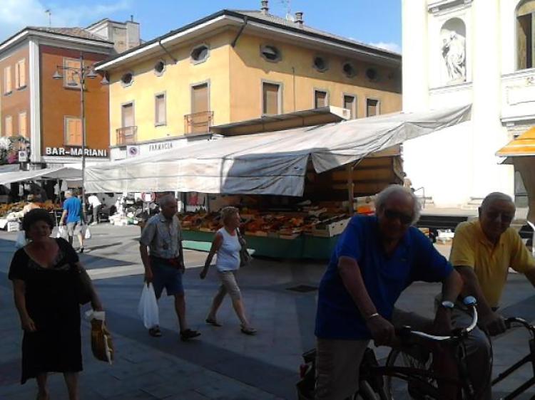 I banchi del mercato dicono addio al sagrato