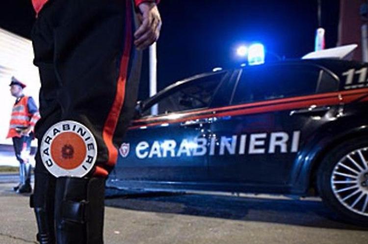 Rompono il finestrino di un'auto e rubano il portafogli e una borsa, denunciati