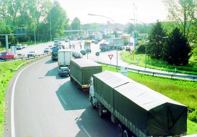 Tir ribaltato, code, altro schianto, due ore di caos lungo la A21