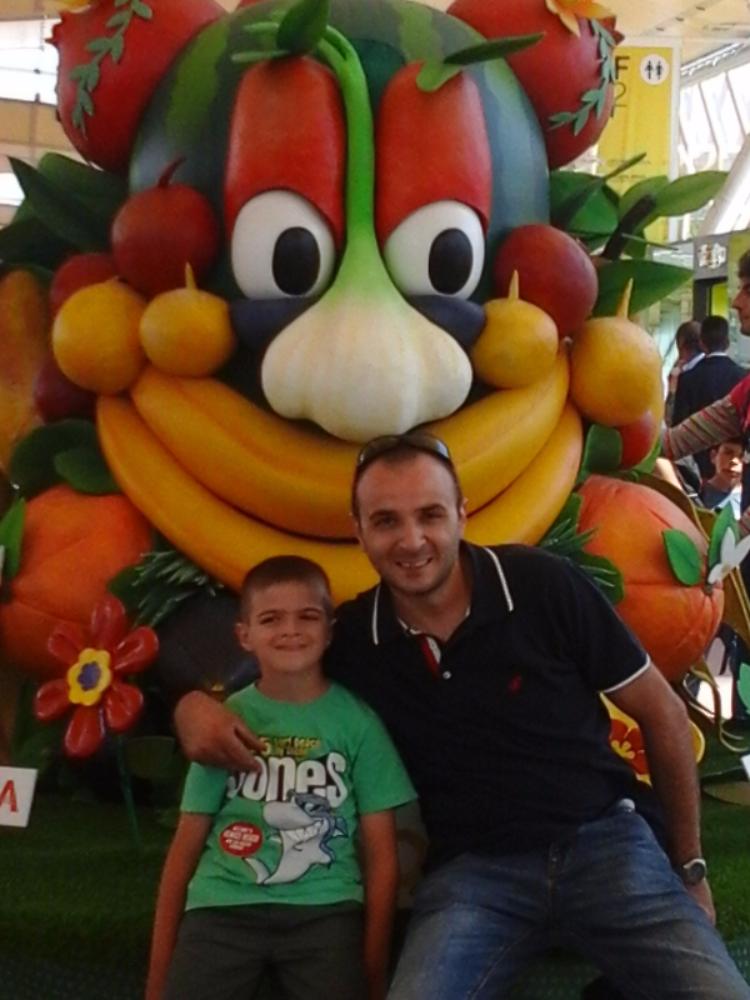 Fabio e Matteo insieme a Foody mascotte di EXPO 2015