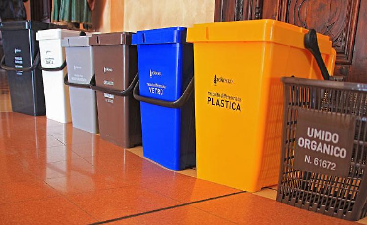 Rifiuti: riciclata solo metà della raccolta differenziata