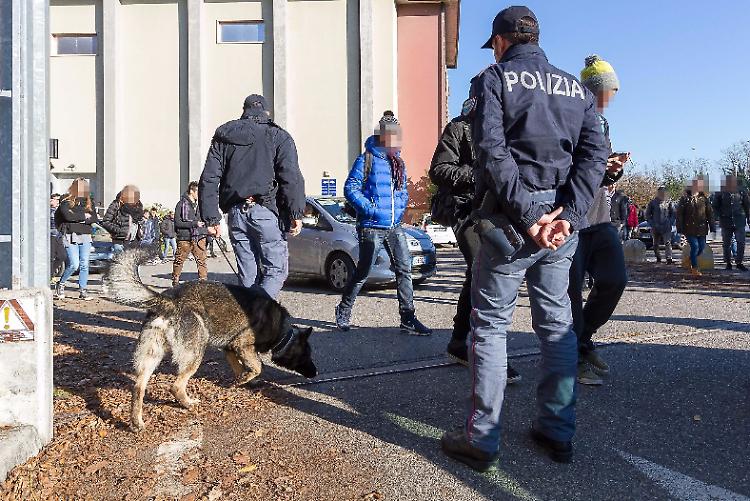Strade e scuole al setaccio. La polizia blinda la città