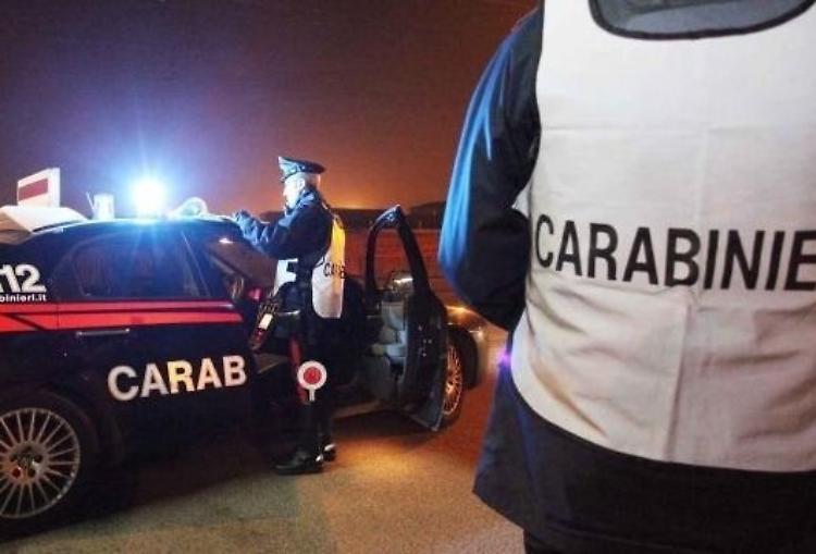 Fugge al controllo, si schianta contro un muro e rifiuta i test: denunciata una 53enne