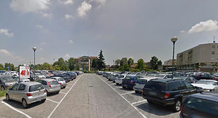 Nel parcheggio della stazione dei bus tante auto danneggiate