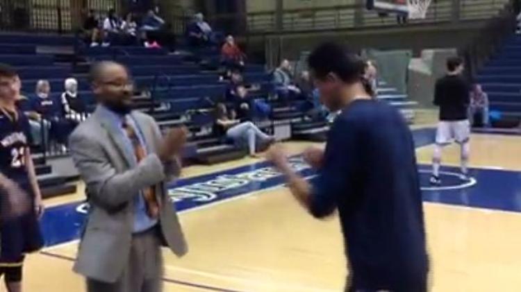 Un saluto diverso per ogni suo giocatore: cos&igrave; li motiva il coach