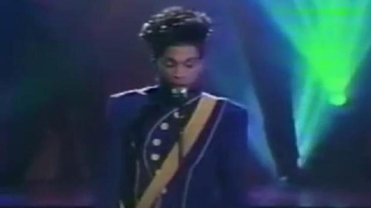 Addio a Prince, il gigante del pop a stelle e strisce: "Purple Rain" in concerto