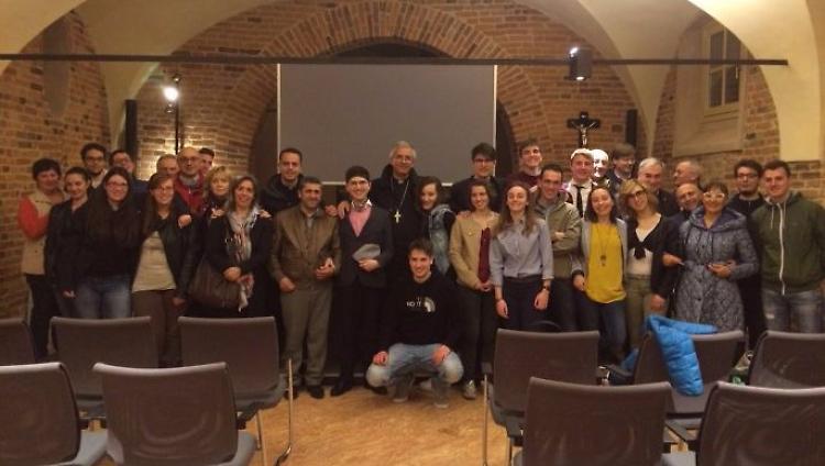 Giovani e meno giovani in pizzeria con il vescovo