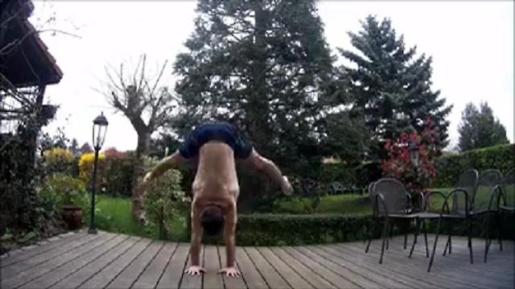  Yoga, figure acrobatiche in equilibrio su due mani