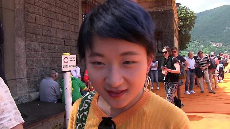 Lago d'Iseo, tutte le lingue del mondo sulla passerella di Christo