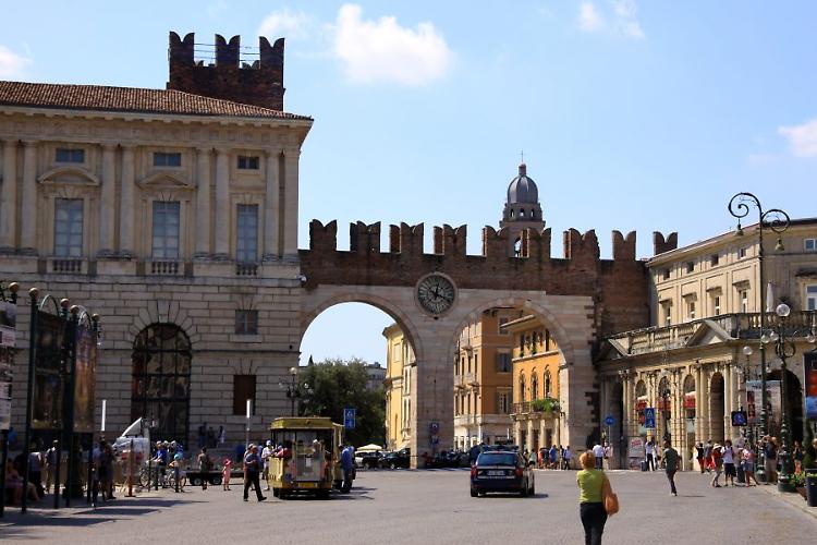 Trekking urbano a Verona. un modo nuovo di vivere la città