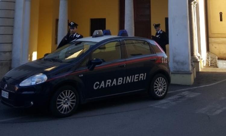 Distrugge la sala d'attesa della caserma, arrestato