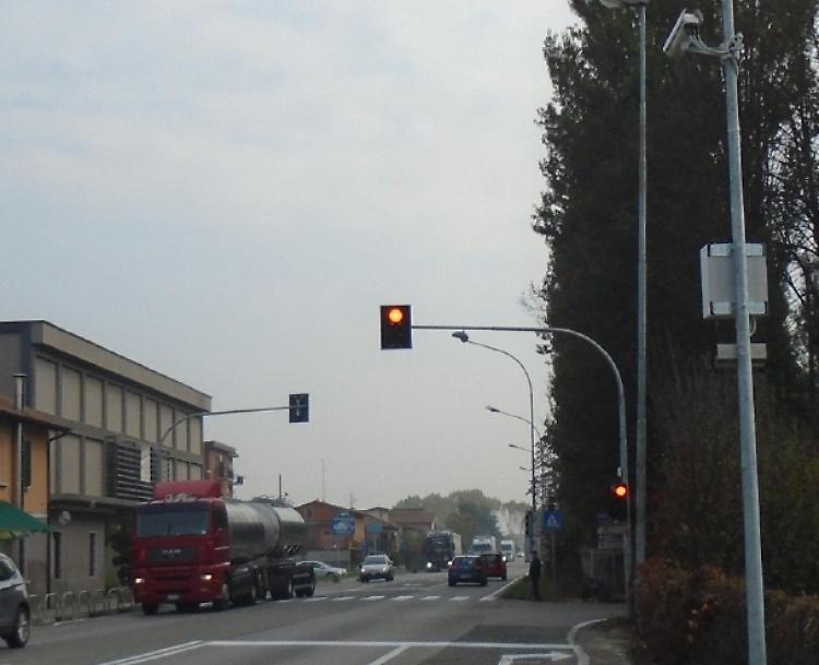 Semaforo, 'furbetti' del rosso: attivata la telecamera