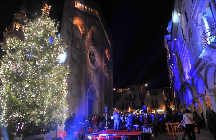 Con l'accensione del grande  albero &egrave; gi&agrave; Natale