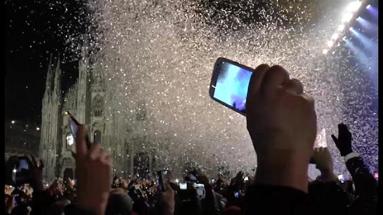 Capodanno a Milano, folla in piazza per salutare il nuovo anno