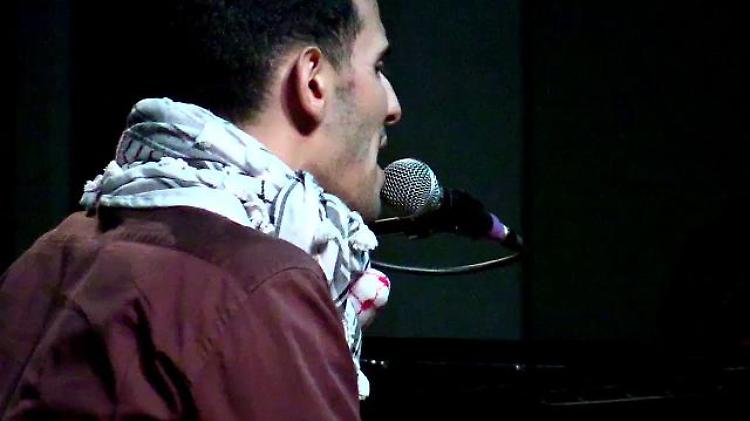 Siria, il pianista di Damasco contro Trump: "Il muro? Chi fa le guerre dovrebbe accoglierci tutti"