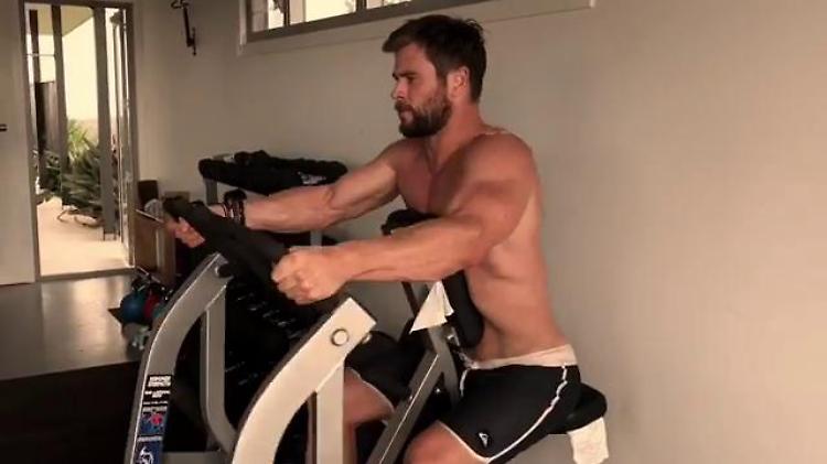 Usa, l'allenamento virale dell'attore: Chris Hemsworth in forma per 