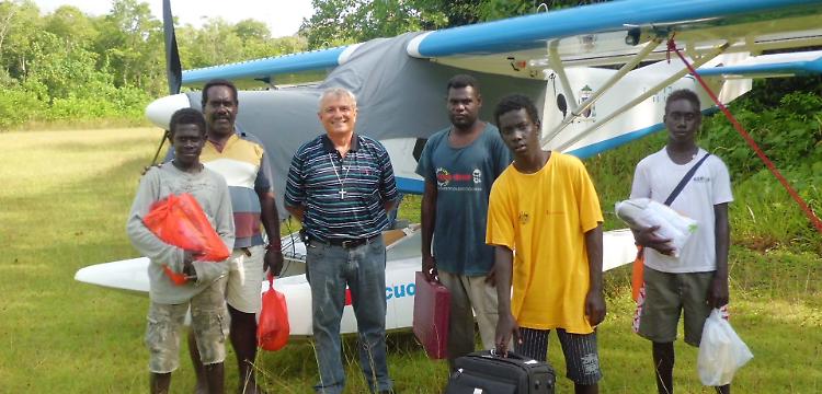 Il vescovo volante' dal Pacifico all'aeroclub del Migliaro