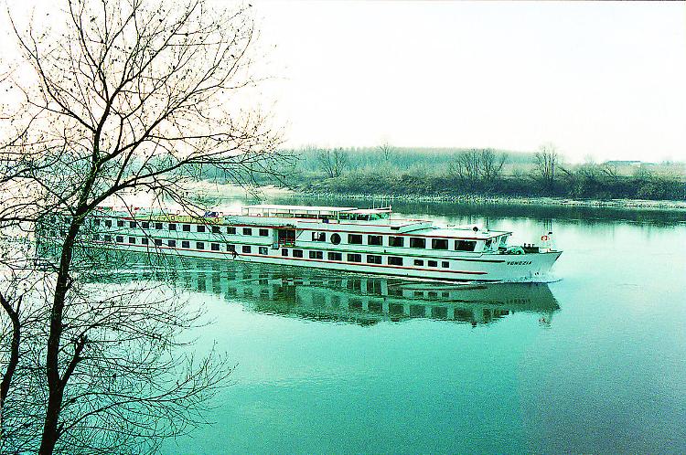 Il Po, la nave incagliata e l’ascensore per i pesci