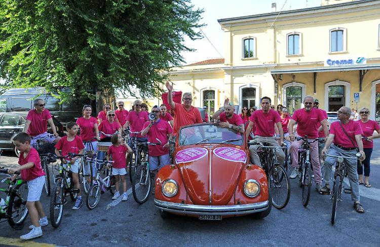 Biciclettata fucsia per sostenere Chicco Zucchi