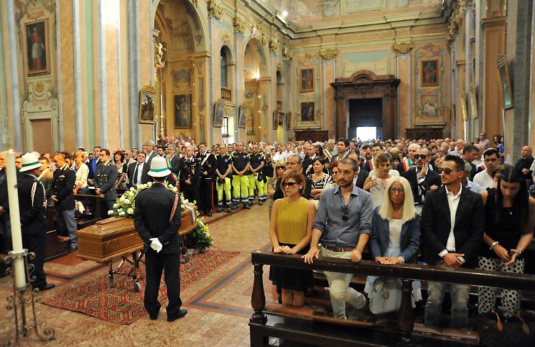 Folla e lacrime per salutare il sindaco Calzi