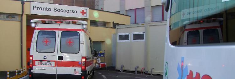 Braccio infilzato negli spuntoni della recinzione, grave 26enne