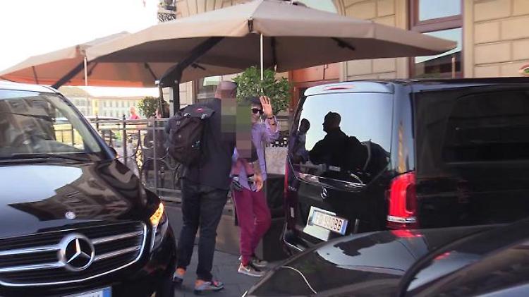 Firenze, arrivano i Rolling Stones scortati dalla polizia: saluti ai fan e poi in albergo