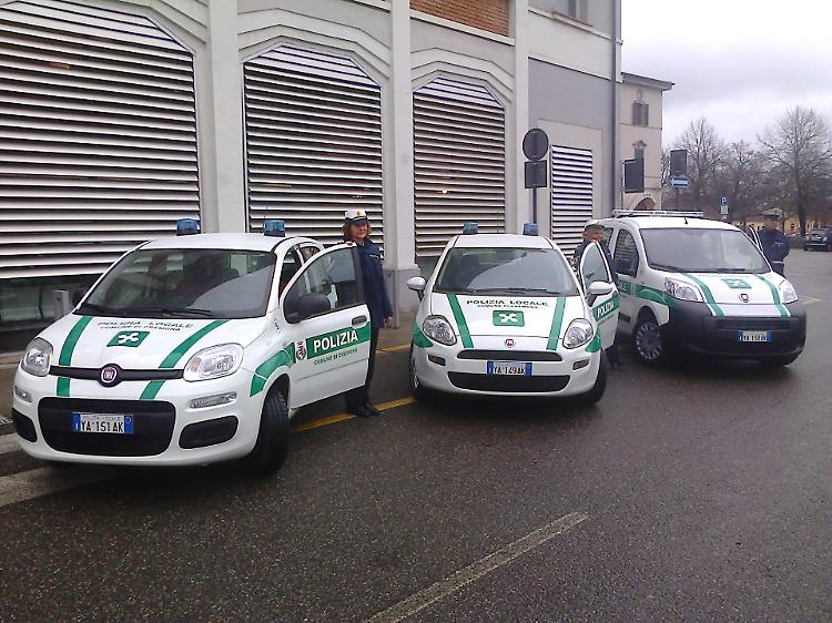 Donna minacciata e rapinata da uomo armato di coltello