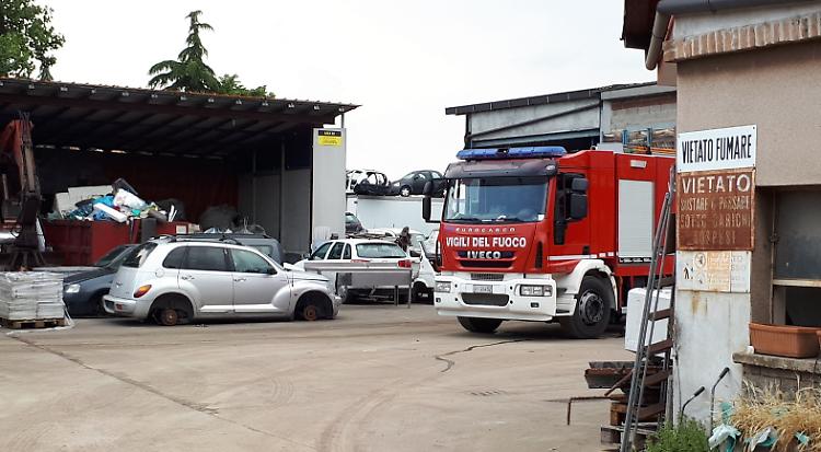 Brucia un'auto da demolire