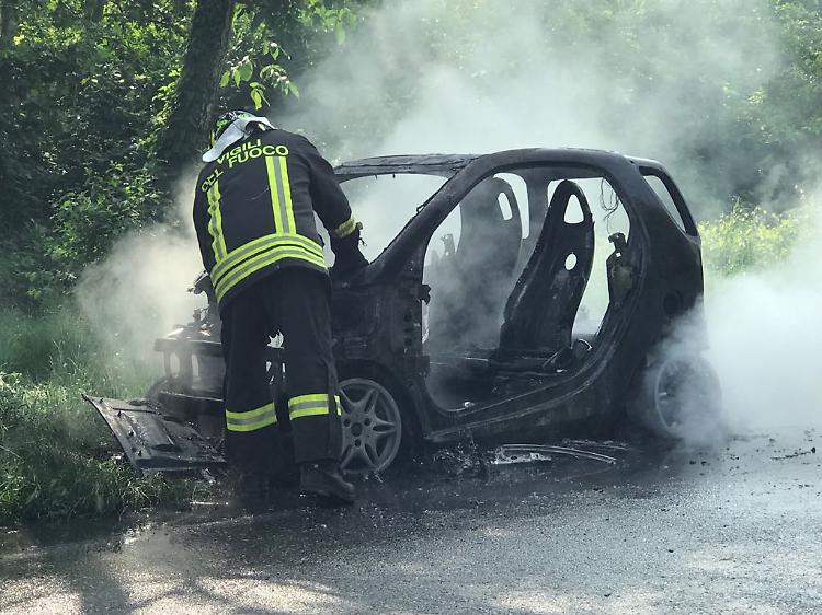 Smart a fuoco, traffico in tilt