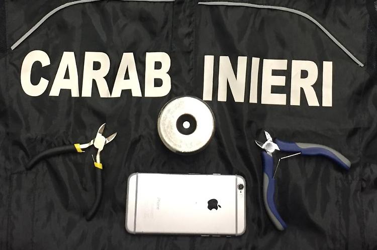 Possesso ingiustificato di arnesi atti allo scasso, due denunciati