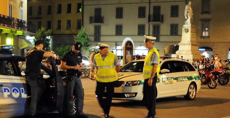 Movida, polizia e vigili in centro e lungo il Serio