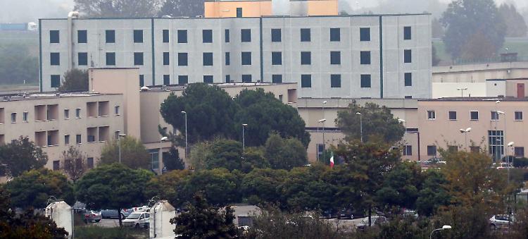 Viola l'obbligo di dimora e gli arresti domiciliari, 35enne in carcere