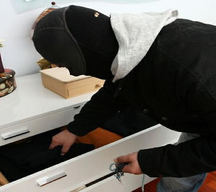 Si fingono carabinieri e rubano soldi a un 70enne