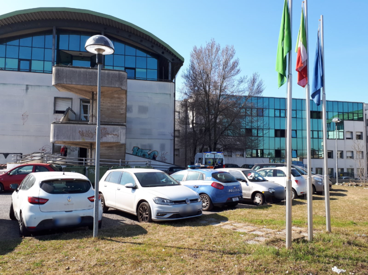 Gi&ugrave; dalla finestra della scuola, grave ragazza di 15 anni