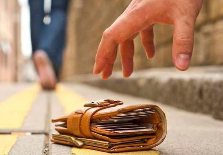 Restituisce il portafoglio, per mancia gli danno un gelato