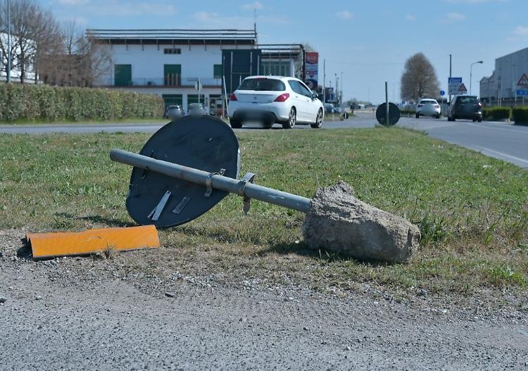 Abbatte segnale con la minicar, 32enne contusa