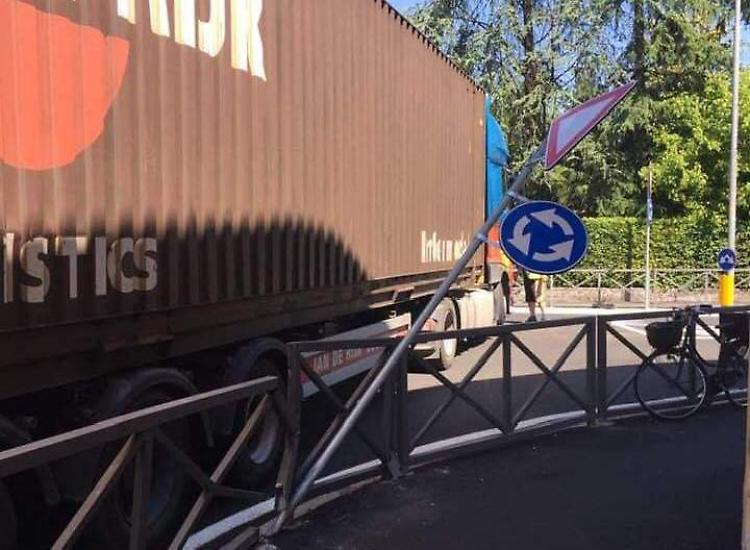 Via Cadorna, strage di cartelli stradali