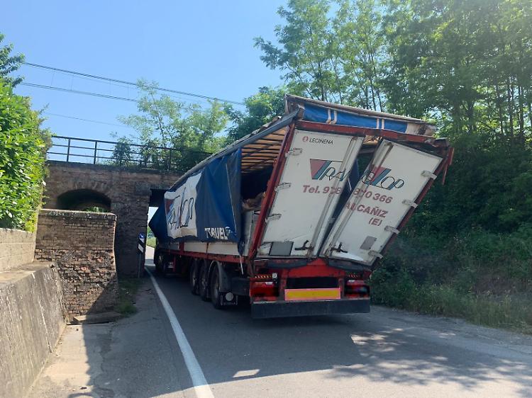 Incastrato col tir nel sottopasso: 'Ho seguito il navigatore'