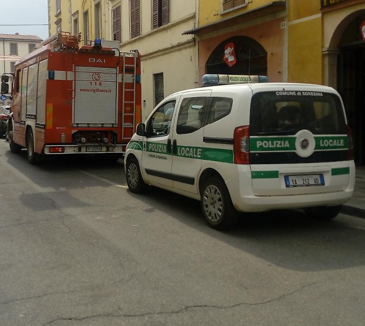 Getta un mozzicone in un tombino: boato e fiamme
