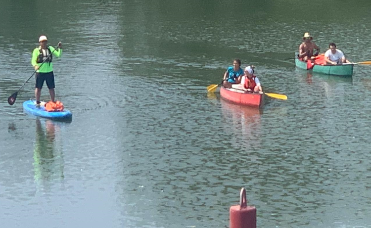 Il vescovo con la pagaia alla conca di Isola Serafini