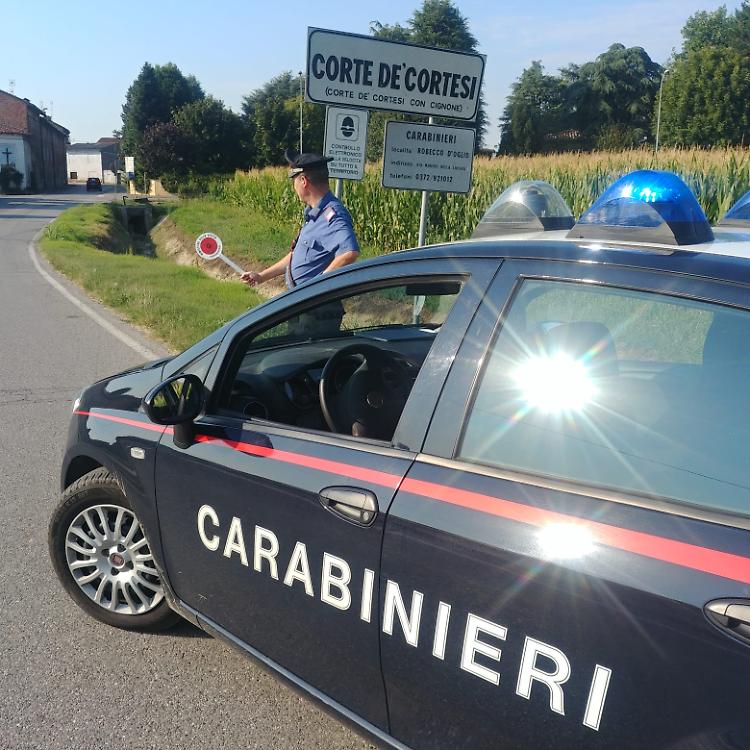 Lei rifiuta di appartarsi in auto, lui la rapina