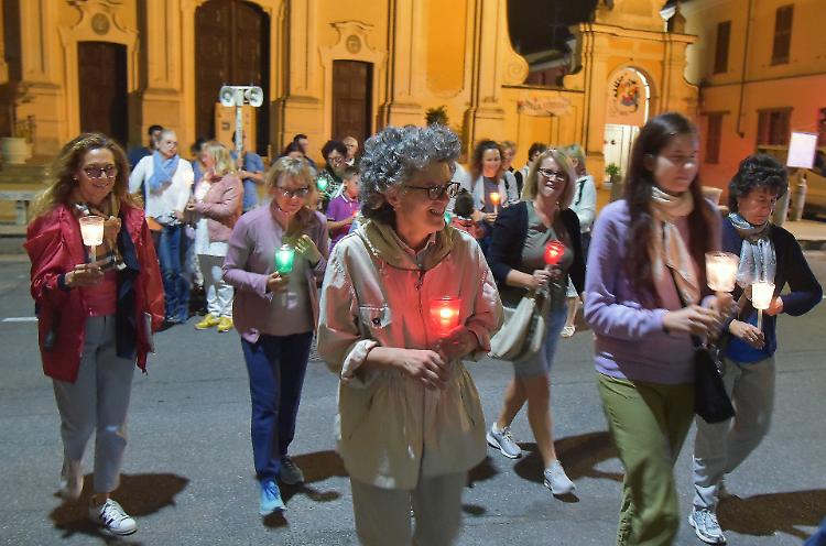 Fiaccolata serale di preghiera dall'oratorio a Casa Paola
