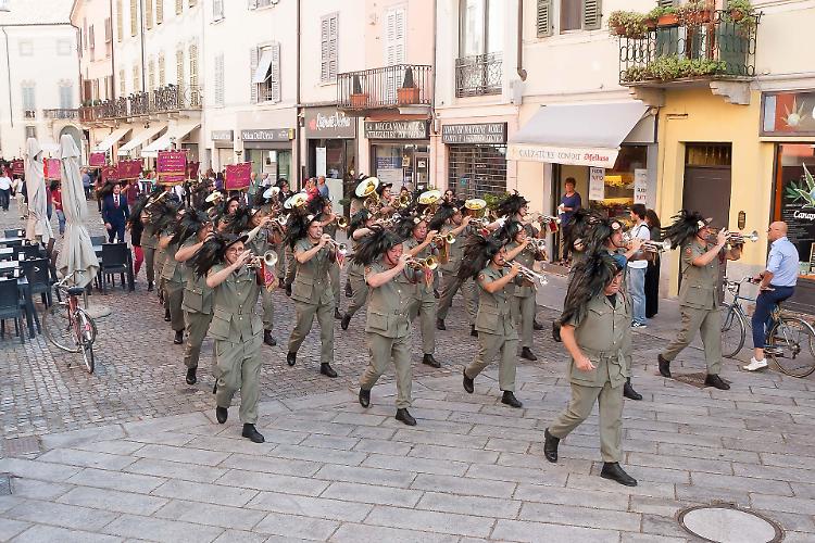 La citt&agrave; delle fanfare: alpini e bersaglieri sfilano in centro