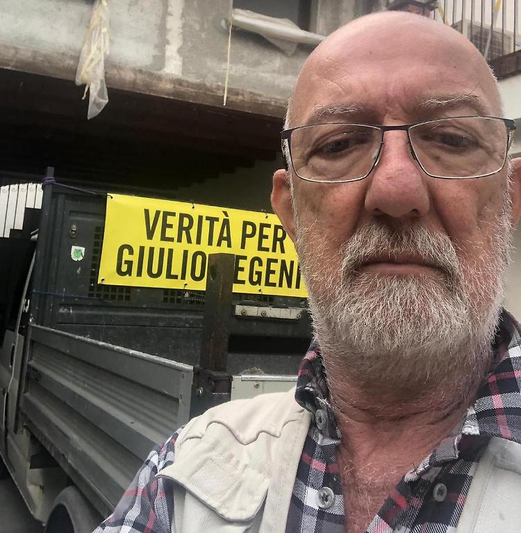 Verit&agrave; per Giulio Regeni, striscione sul furgone