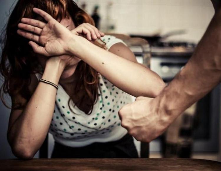 Picchia la ex moglie, il giudice: 'Via da quella casa'