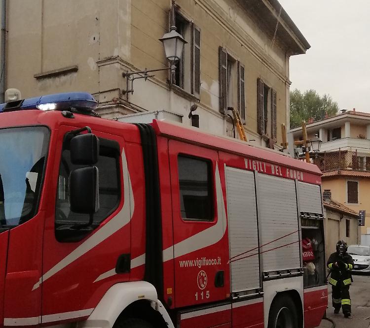 Incendio in appartamento, famiglia evacuata e danni